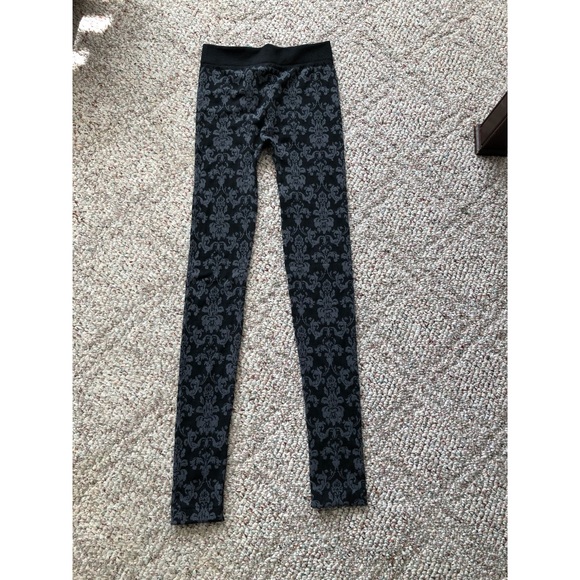 SOLD Printed leggings - Picture 2 of 3